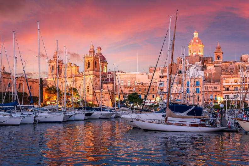 Hafenstadt Valletta, Malta, mit Booten im Wasser