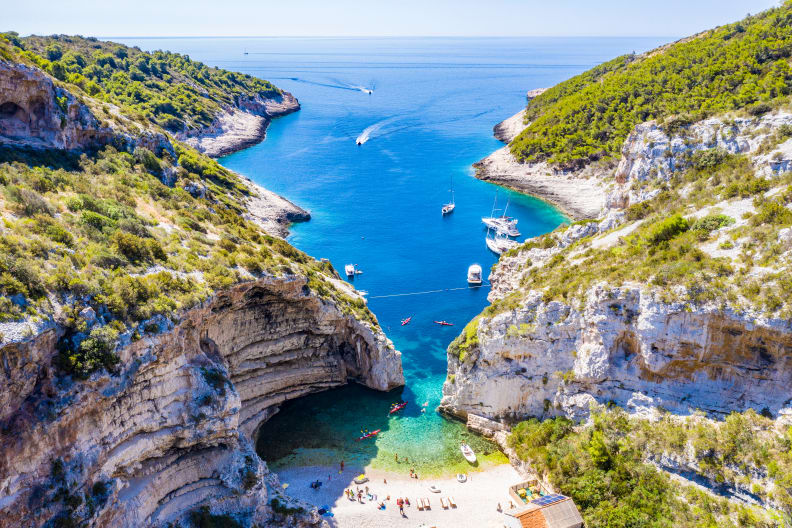Bucht auf der Insel Vis, Kroatien
