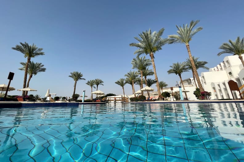 Ein Hotelpool mit Palmen umsäumt in Ägypten
