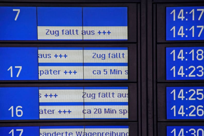 Bahnstreik und Zugausfälle © stock.adobe.com - mitifoto