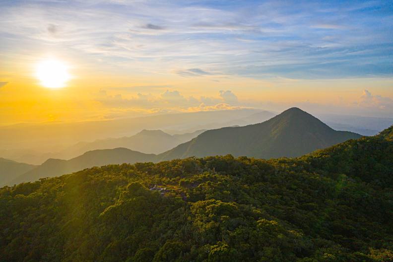 Sonnenuntergang über den Blue and John Crow Mountains auf Jamaika, In dem Park liegt auch der der Blue Mountain Peak, mit gut 2.250 Metern Höhe die höchste Erhebung Jamaikas