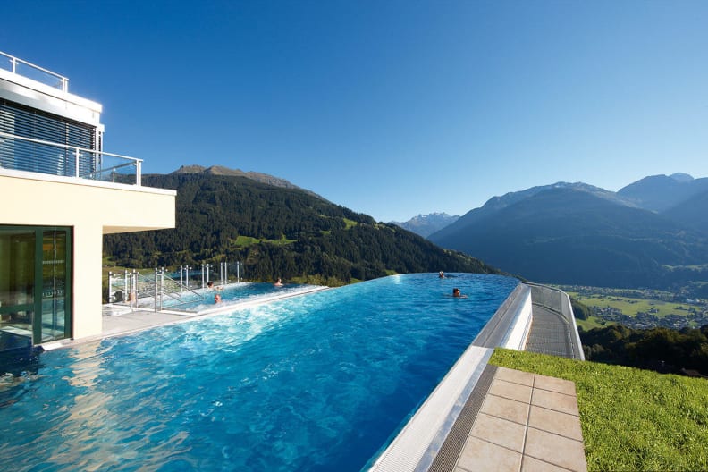 Der Infinity-Pool des Hotel Fernblick im Montafon