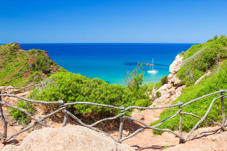Blick vom Fernwanderweg Cami de Cavall auf Menorca zum Meer