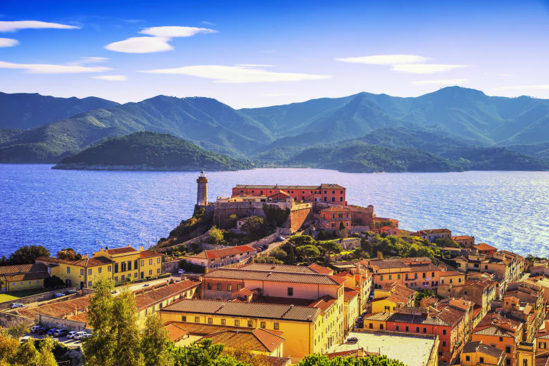 Blick über die Stadt Portoferraio auf Elba, im Hintergrund ist das Meer und die Berge