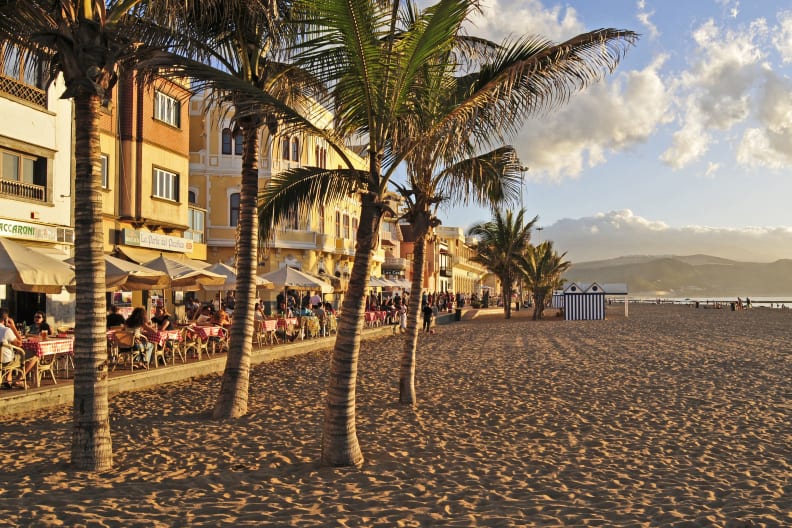 Spazierengehen, gut essen und sonnenbaden – geht alles gut am Beach von Las Palmas © fotolia/Marleny