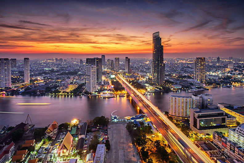 Die nächtliche Skyline von Bangkok