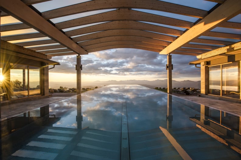 Überdachter Infinity-Pool im Sonnenuntergang