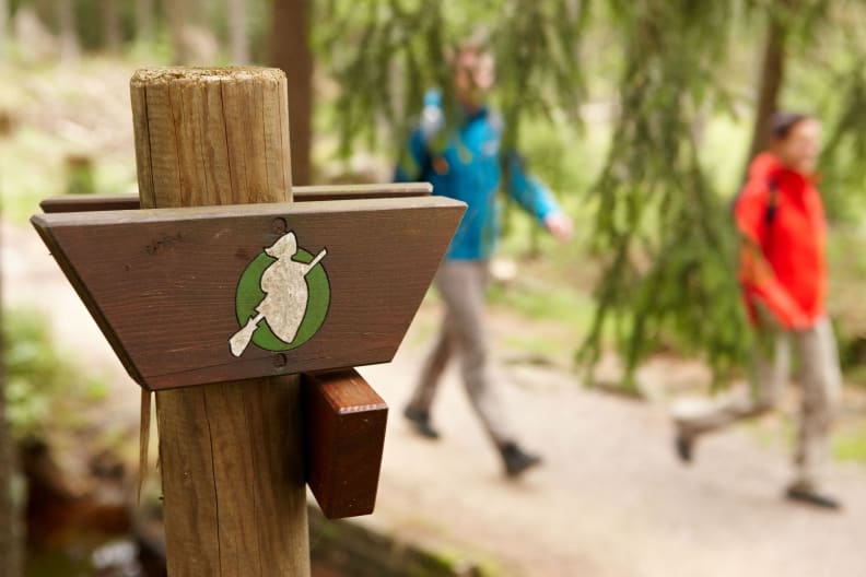 Wegemarkierung des Hexenstiegs im Harz