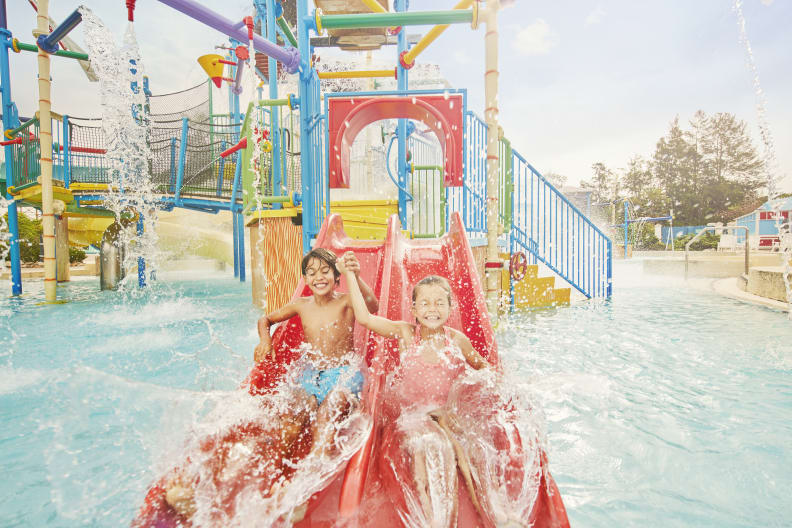 Kinder auf einer kleinen Rutsche im Caribe Aquatic Park in der Port Aventura World