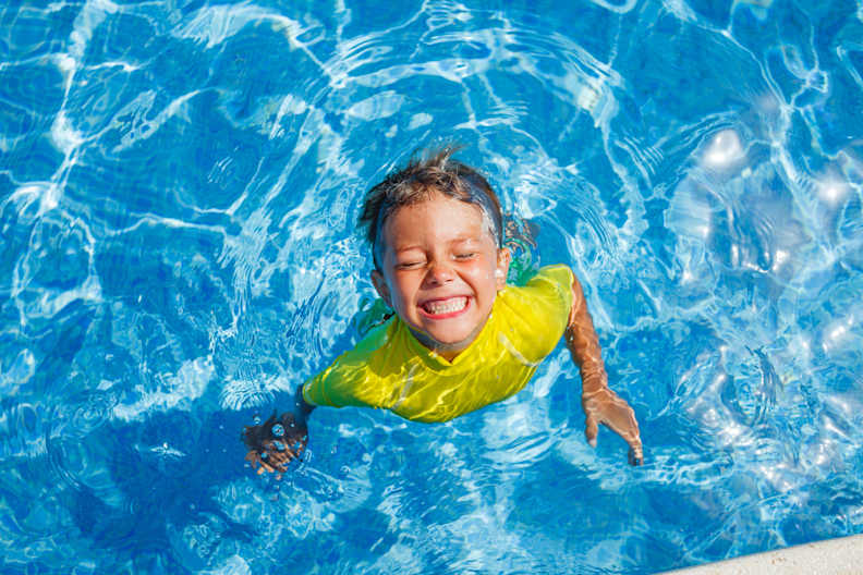 Ein kleiner Junge in einem Pool