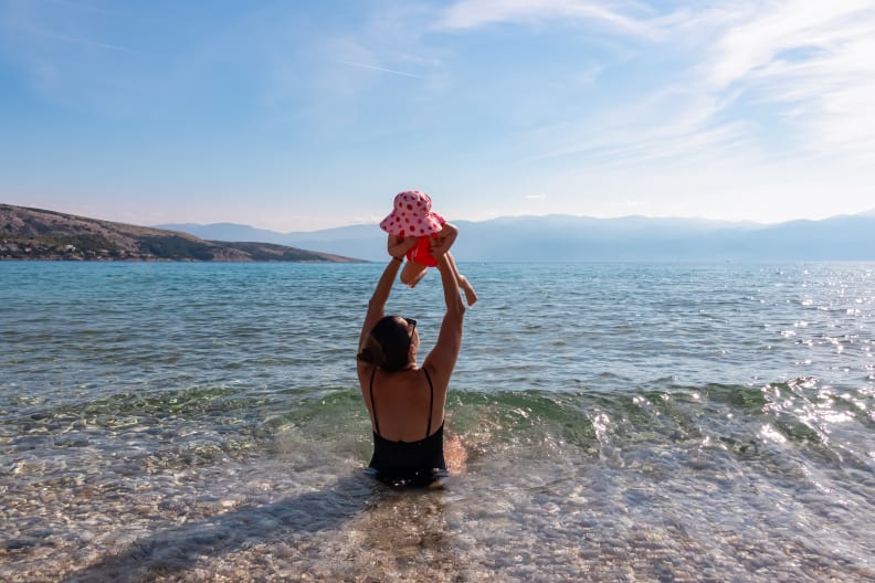 Mutter mit Kleinkind im Meer der Insel Krk, Kroatien.