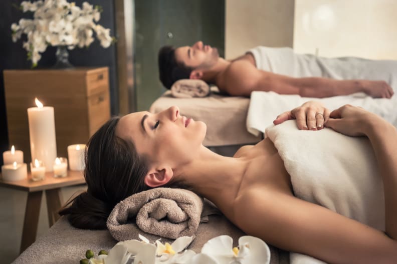 Paar genießt Zeit zu zweit im Wellnessurlaub.