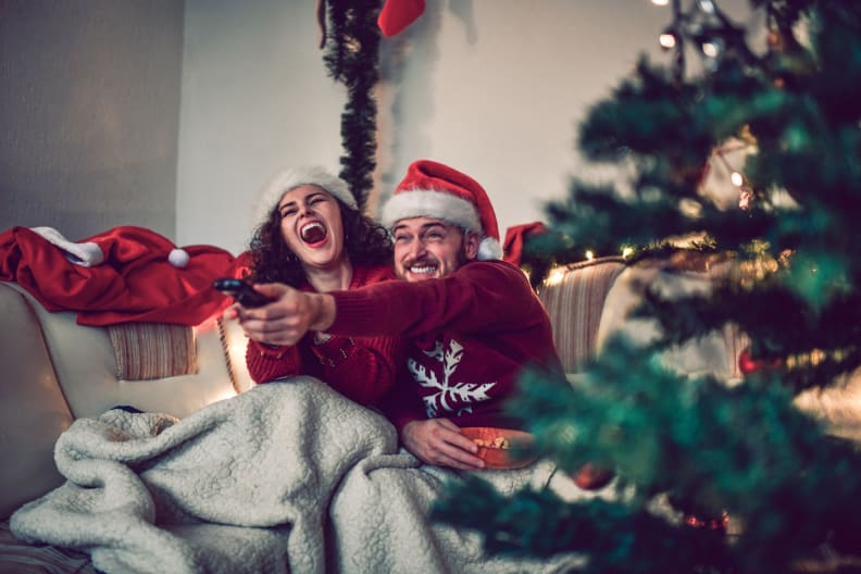 Paar schaut Weihnachtsfilme