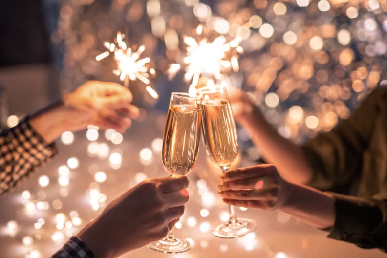 Paar stößt mit Sekt an Silvester an