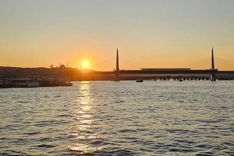 Blick von Galata Brücke auf Sonnenuntergang am Bosporus