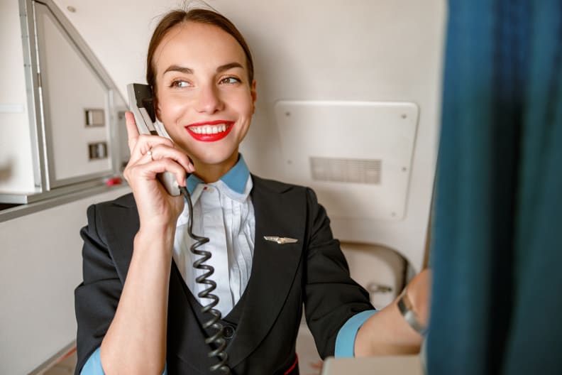 Sterwadress macht im Flugzeug eine Durchsage.