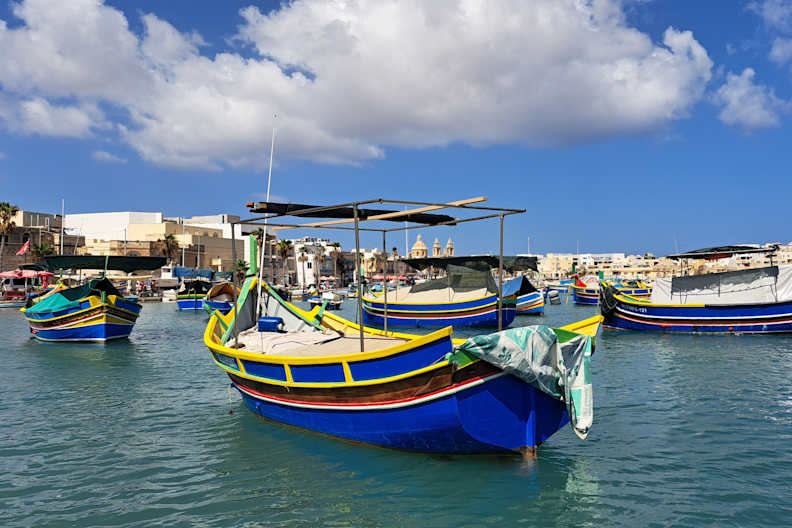 Luzzus auf dem Wasser, Marsaxklokk, Malta © Philip Bucher