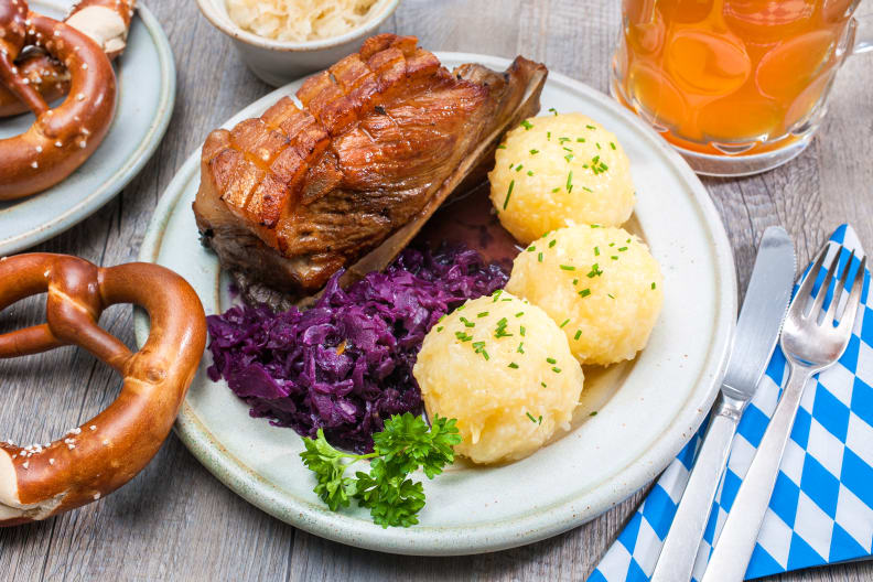 Schweinebraten mit Blaukraut und Knödeln