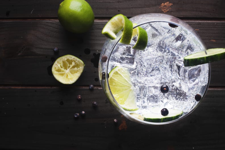 Gin Tonic mit Gurke und Limette