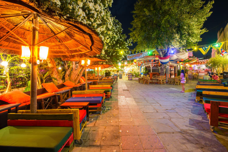 Straße mit Kneipen und Bars in Kos-Stadt, Griechenland