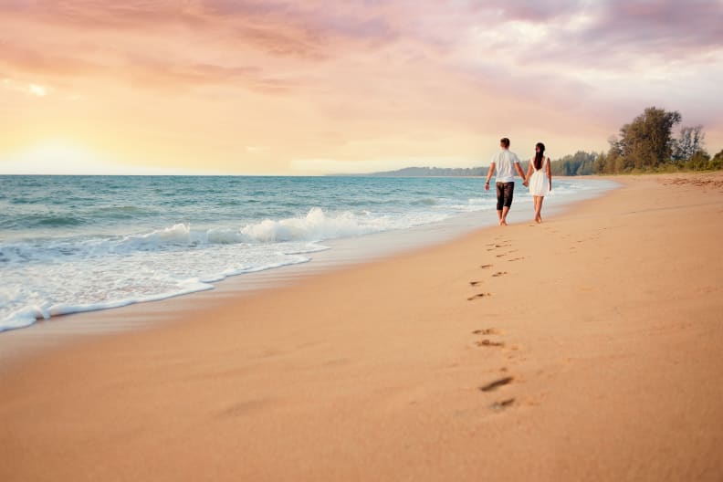 Liebespaar läuft an Küste