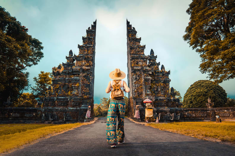 Urlauberin vor einem Tempel auf Bali