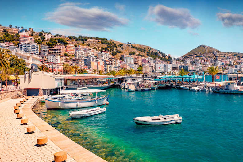 Hafen von Saranda mit Booten und Palmen
