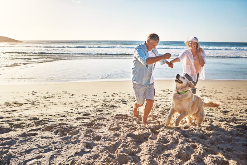 Pärchen mit Hund am Strand