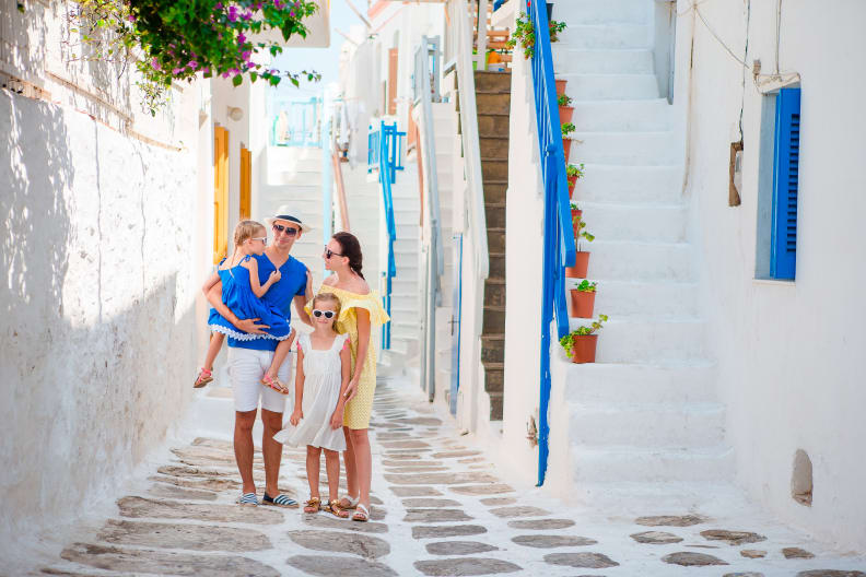 Familie macht Urlaub in Griechenland