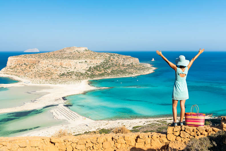 Frau  vor Balos Lagune auf Kreta Griechenland © GettyImages