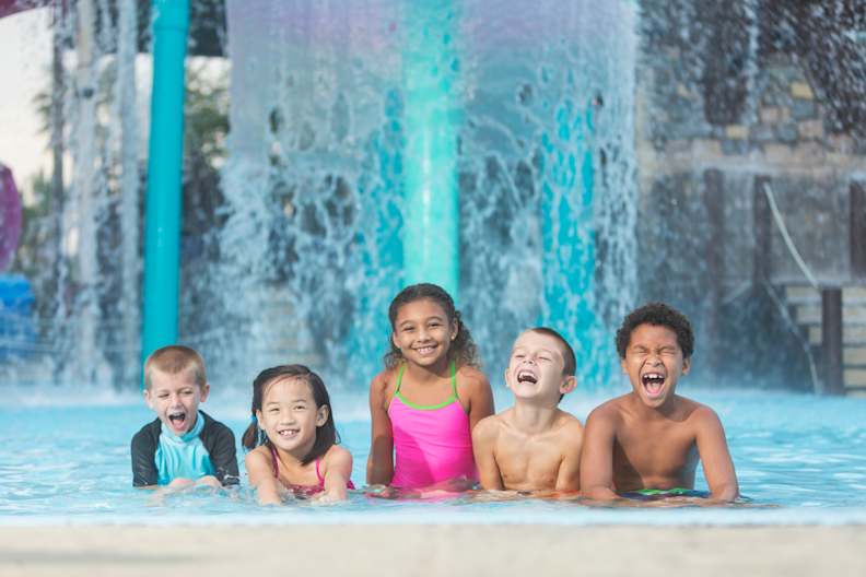 Kinder in einem Aquapark
