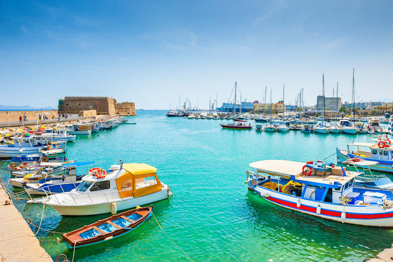 Alten Hafen mit Booten in Heraklion, Kreta © GettyImages