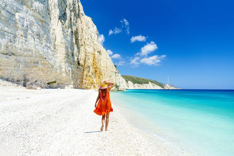 Frau am Strand in Griechenland