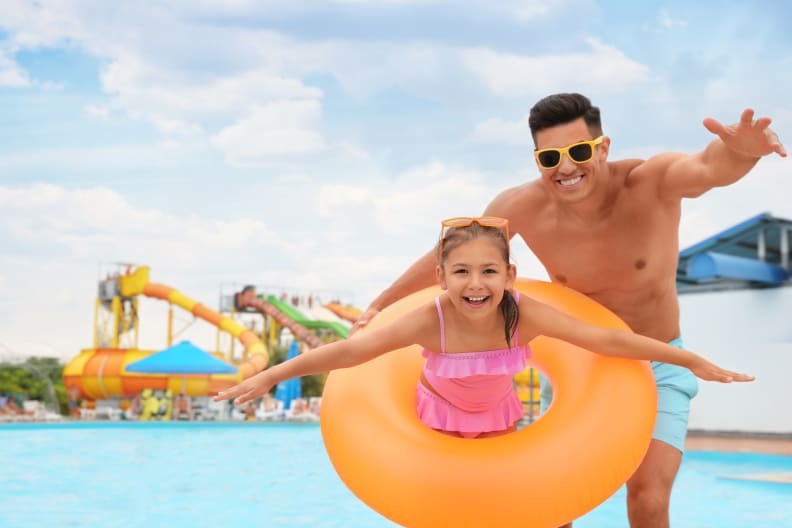 Vater und Tochter in einem Aquapark