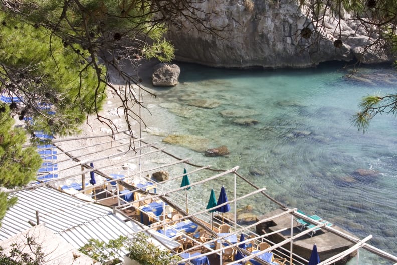 Idyllische Bucht mit Kiesstrand auf Capri, Italien