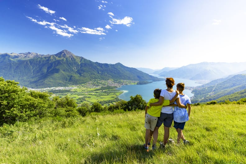 Familie mit Ausblick auf Comer See