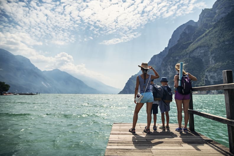 Familie mit Ausblick auf den Gardasee