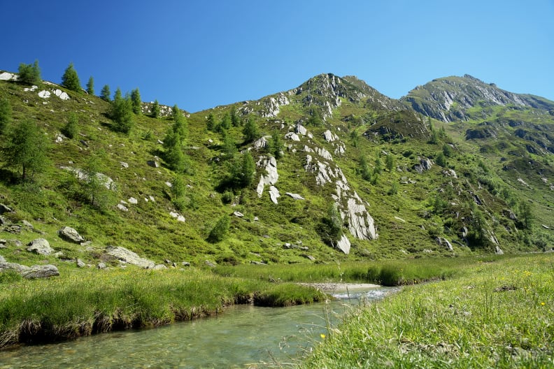 Sonnenweg mit Gebirgsbach, Ahrntal SÜdtirol
