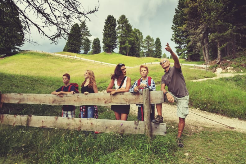 Familie bei Wanderung in den Bergen