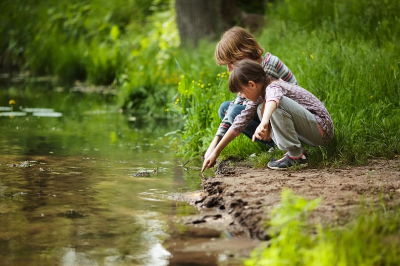 Kinder spielen am Teich, Südtirol