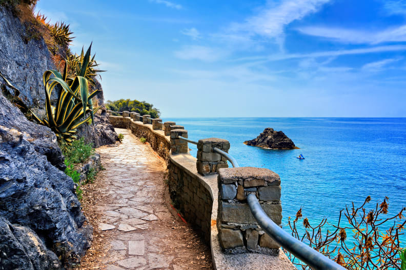 Wanderweg in Cinque Terre mit Aussicht auf das Meer.