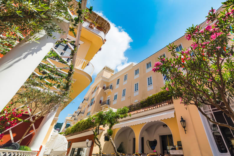 Mondäne Gebäude in der Innenstadt von Capri, Italien