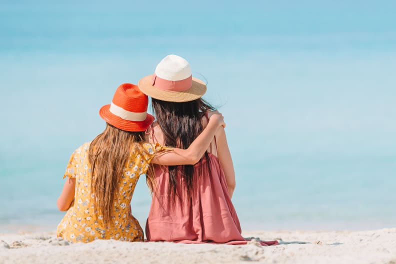 Mutter und Tochter am Strand auf Sardinien, Italien