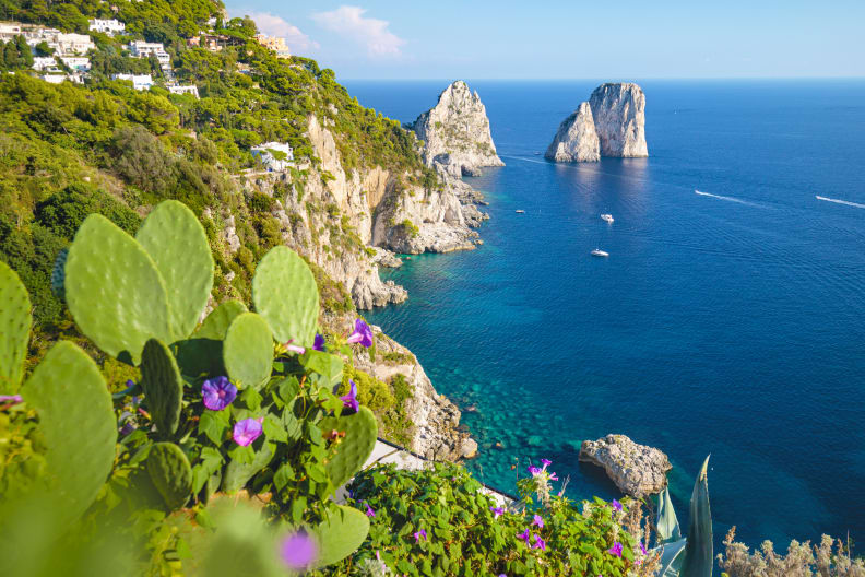 Schroffe Klippen an der Südküste von Capri, Italien