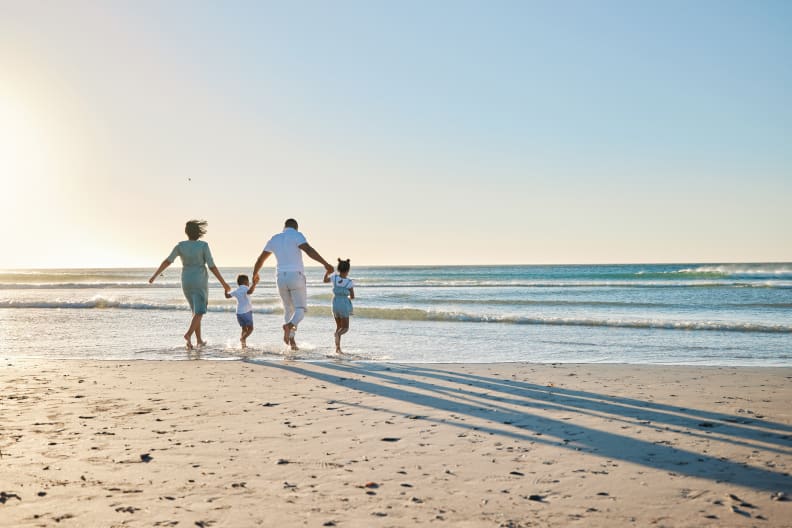 Familie am Strand im Urlaub