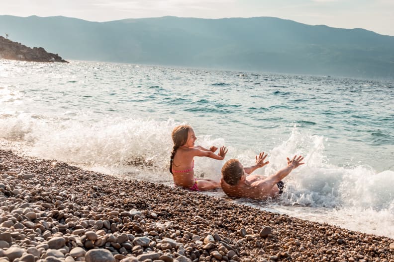 Kinder spielen am Strand in Kroatien
