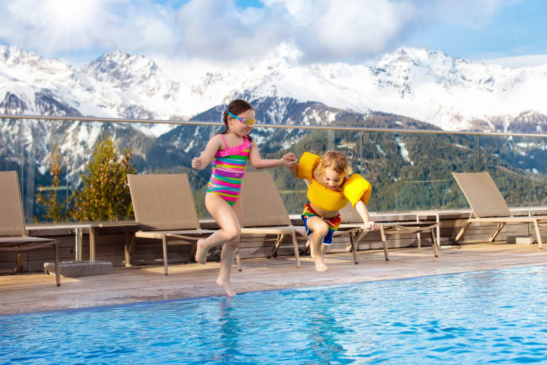 Kinder spielen am Pool in einem Hotel in Österreich