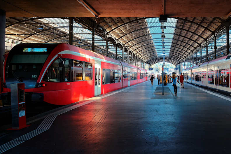 Bahnhofsteig im Hauptbahnhof Luzern, Schweiz © Shutterstock