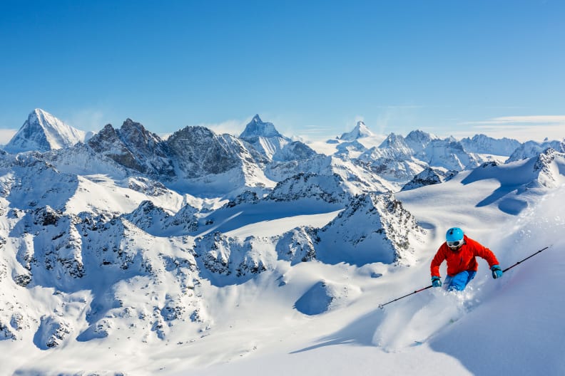 Skifahrer, im Hintergrund Matterhorn, Schweiz