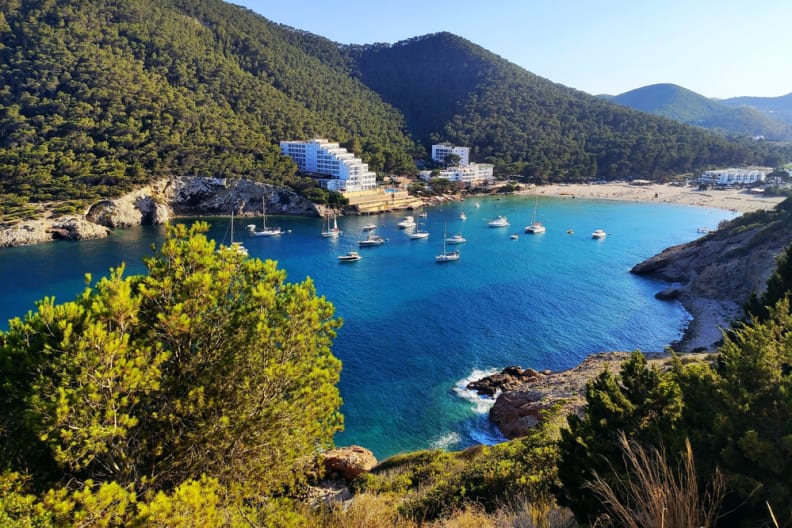 Boote in der Bucht von Cala Llonga auf Ibiza © Shutterstock - Mateusz Misztal